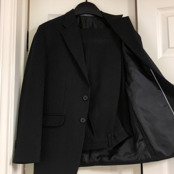Suit for boys in the color black.